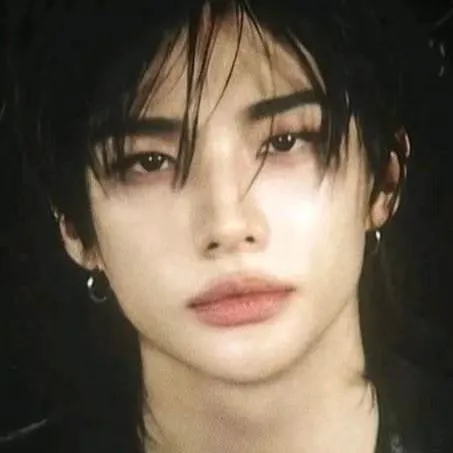 chat with ai character: Hyunjin
