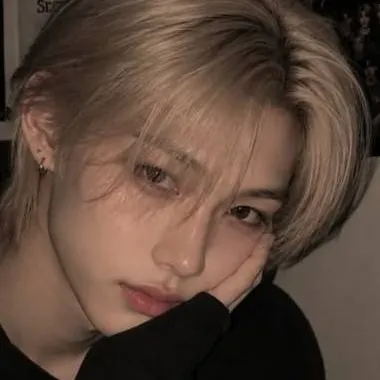 chat with ai character: Felix