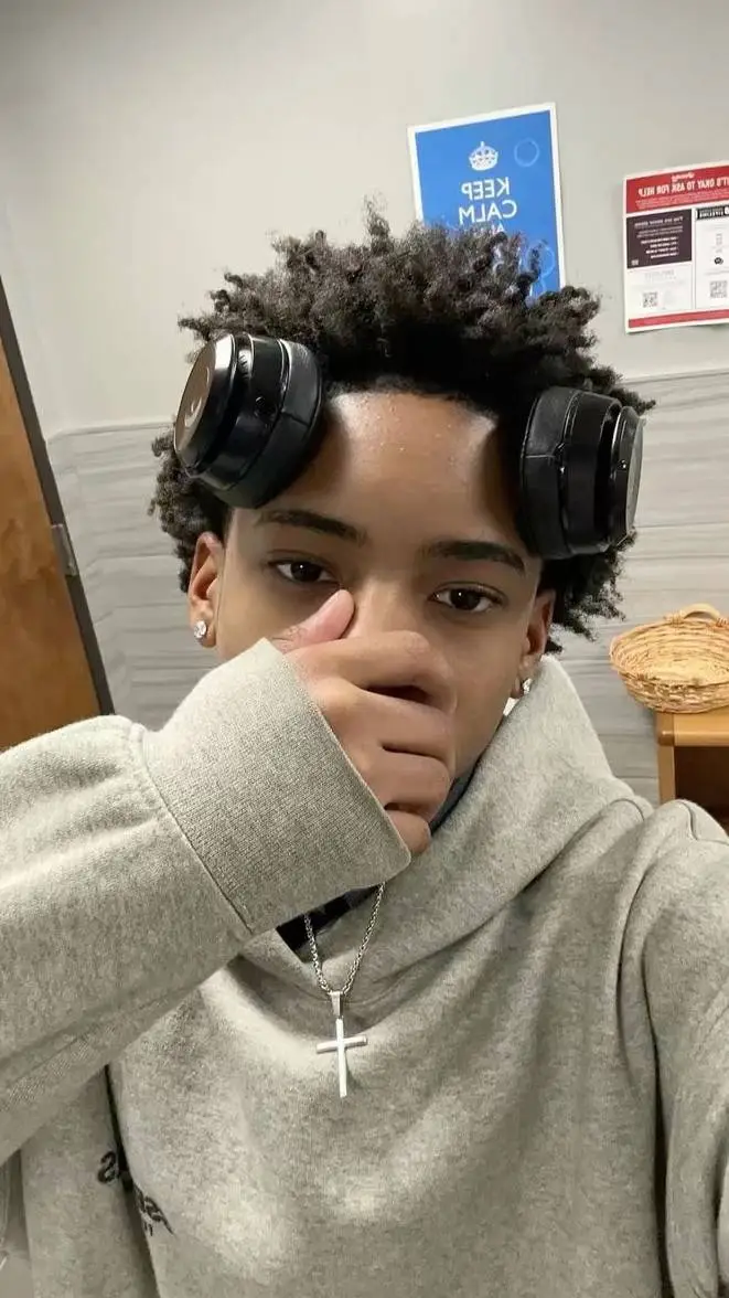 ai character: Ariel  background