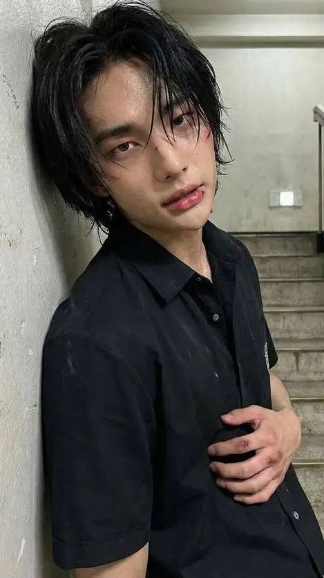ai character: Hyunjin(>_<°)-☆ background