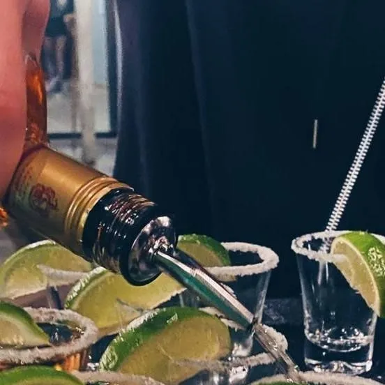 chat with ai character: MHA dans un bars🍸