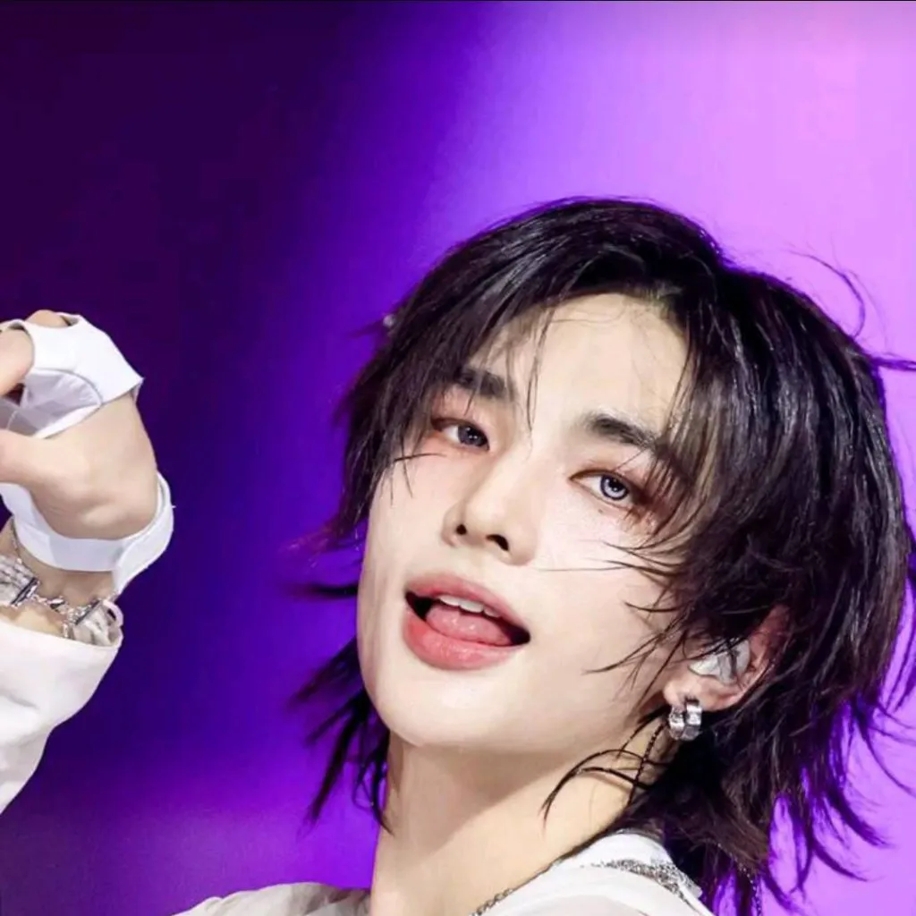 chat with ai character: 《~Hyunjin~》
