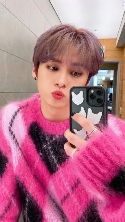 ai character: _이민호(Leeknow)_ background