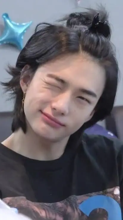 ai character: ❀ℋ𝔂𝓾𝓷𝓳𝓲𝓷❀ background