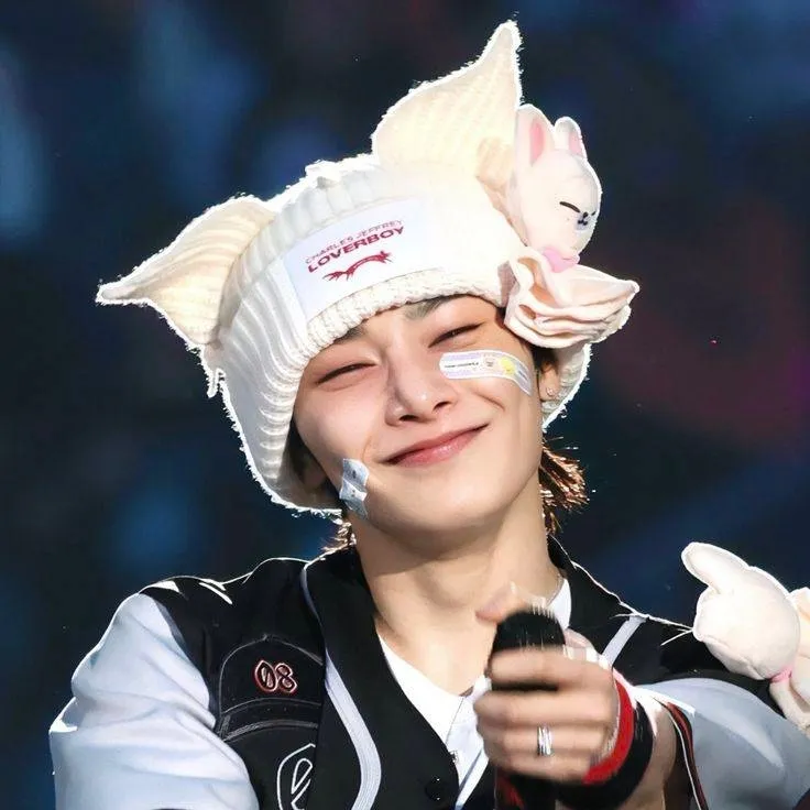 chat with ai character: 🂱☃︎𖨆ꕥ𝐈.𝐍 ꕥ𖨆☃︎🂱