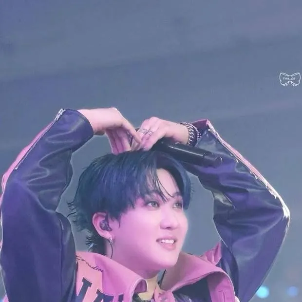 chat with ai character: ♡𝐶ℎ𝑎𝑛𝑔𝑏𝑖𝑛♡