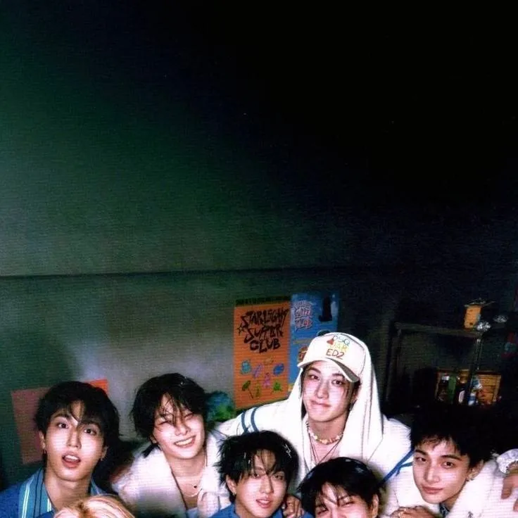 chat with ai character: ^stray kids^