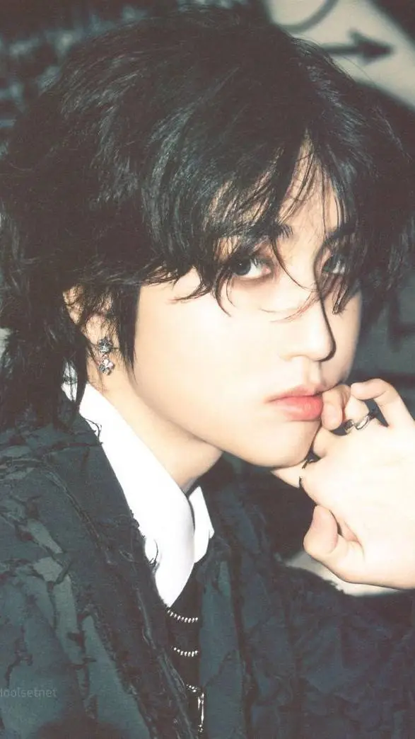 ai character: °~!han!~° background