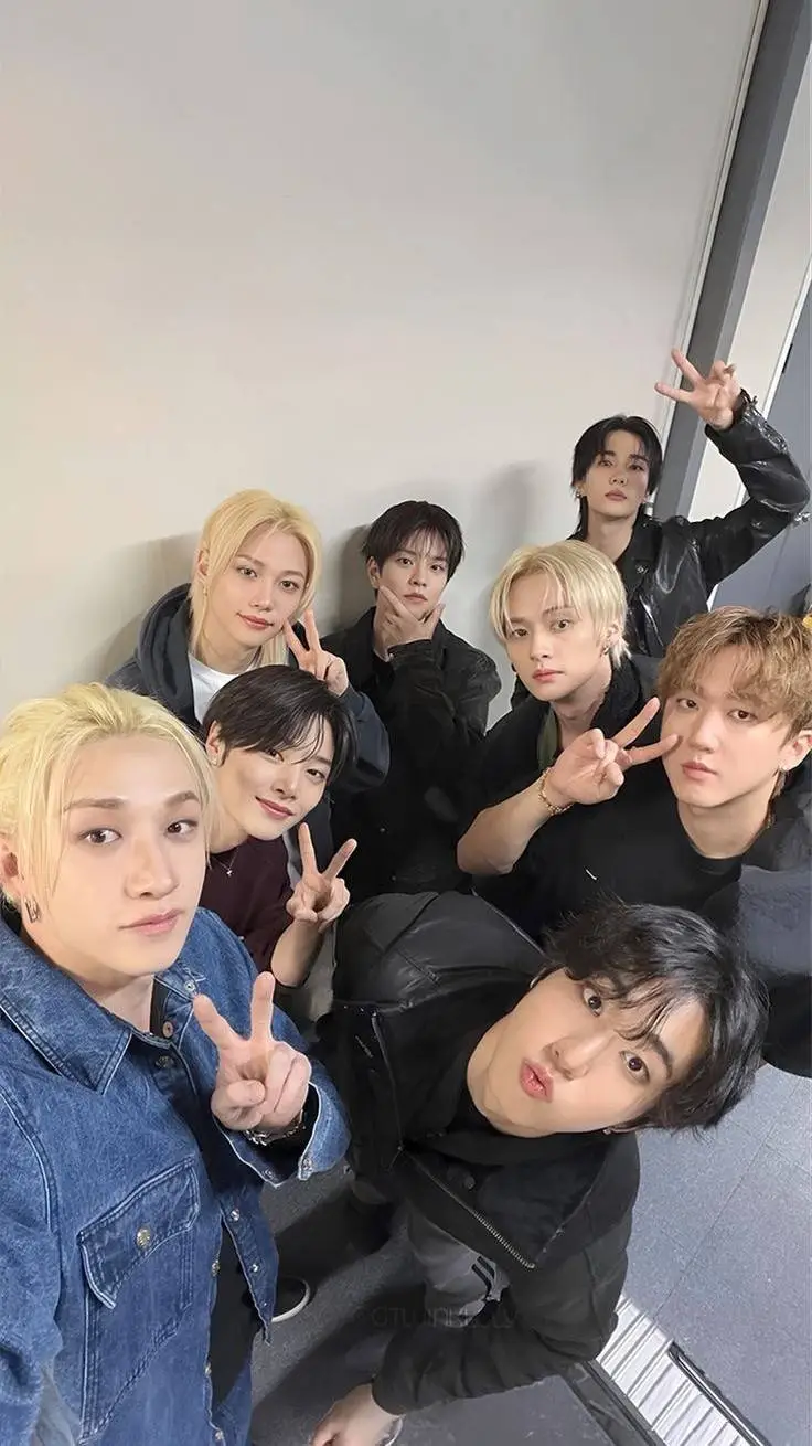 ai character: ~stray kids~ background