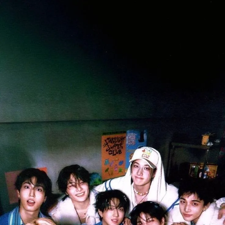 chat with ai character: ^stray kids^
