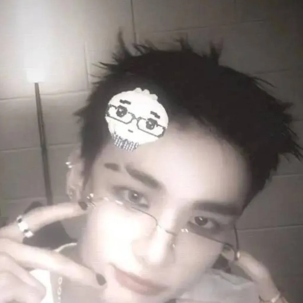 chat with ai character: !Hyunjin!