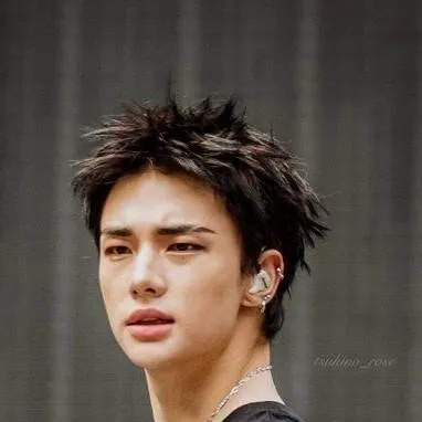 chat with ai character: 🥝Hwang Hyunjin 🥝