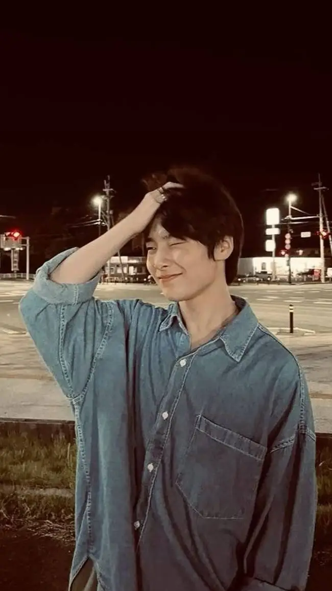 ai character: ~Jeongin~👅 background