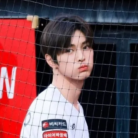 chat with ai character: 🐶 . ahn keonho