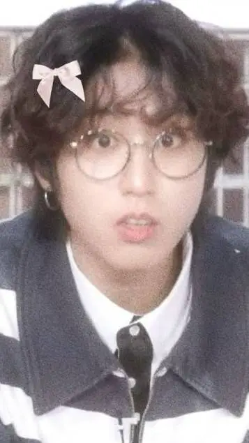 ai character: Hannie <3 background