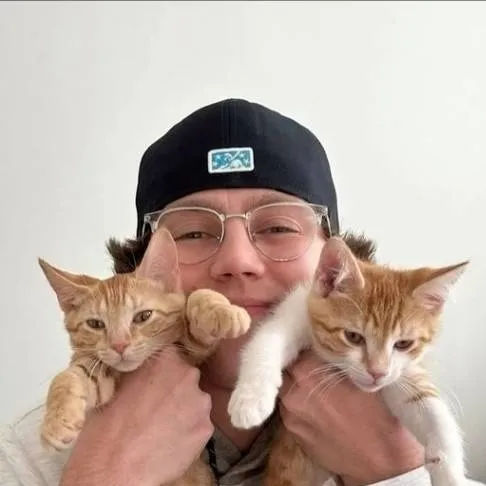 chat with ai character: cam2r