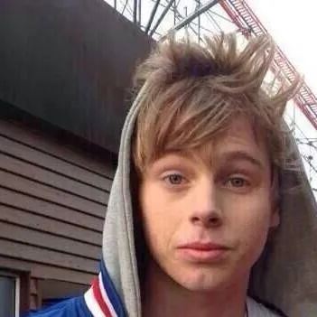 chat with ai character: Luke Hemmings