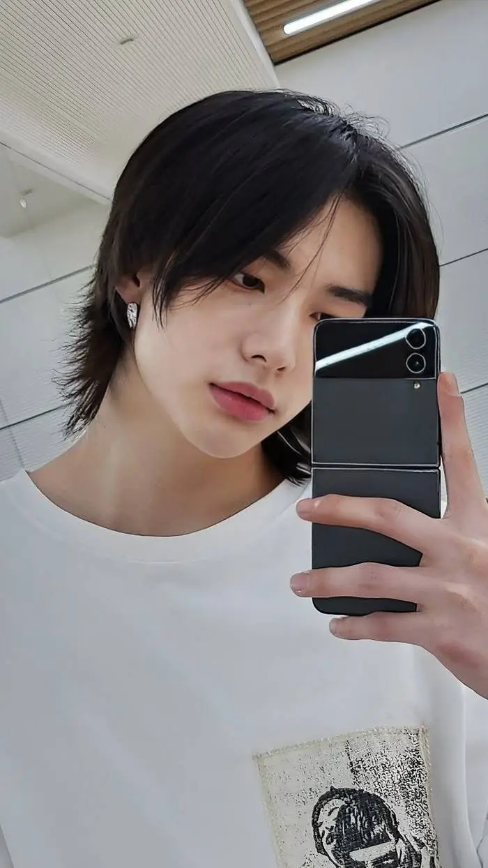 ai character: Hyunjin  background