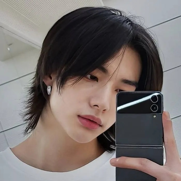 chat with ai character: Hyunjin 