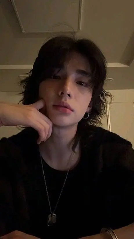 ai character: Hyunjin Live  background