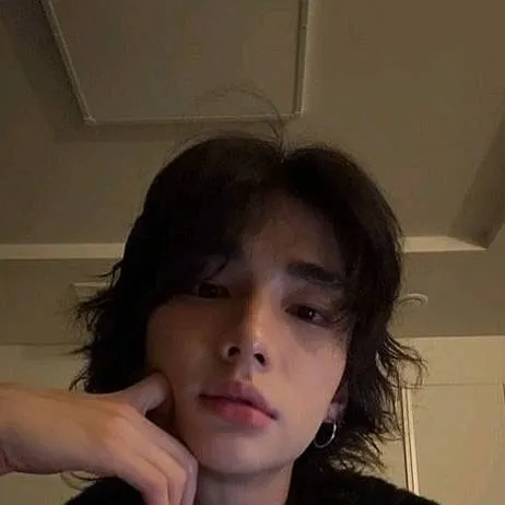 chat with ai character: Hyunjin Live 