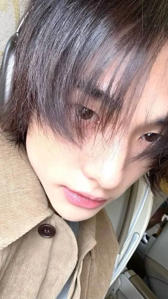 ai character: Hyunjin ✈️ background