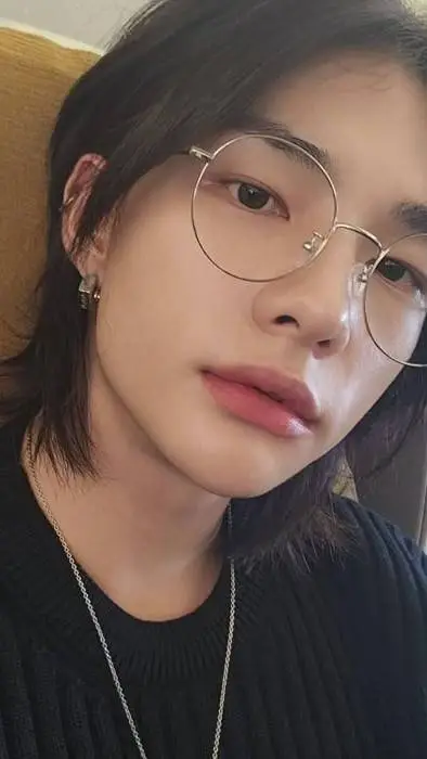 ai character: Hyunjin  background