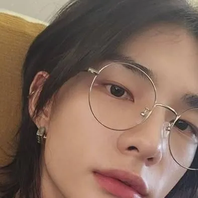 chat with ai character: Hyunjin 
