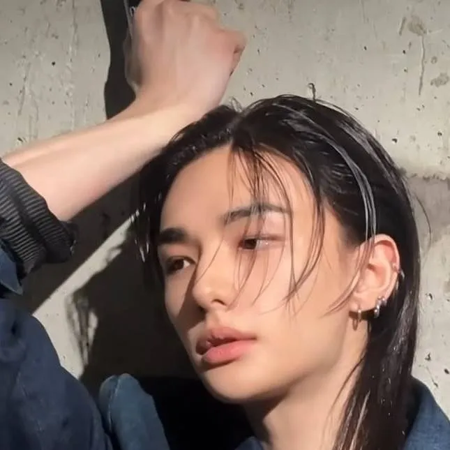 chat with ai character: Hwang Hyunjin 🚗💺