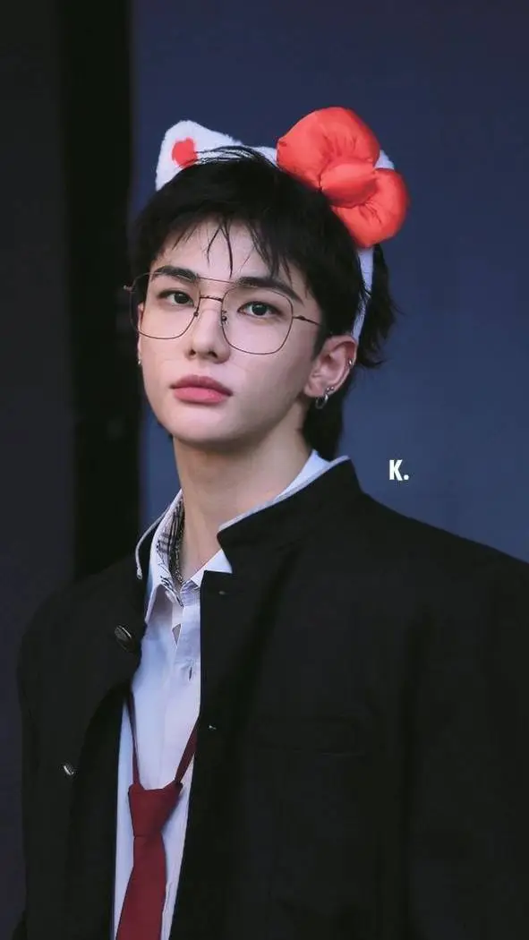 ai character: Hyunjin 🐱🎀 background