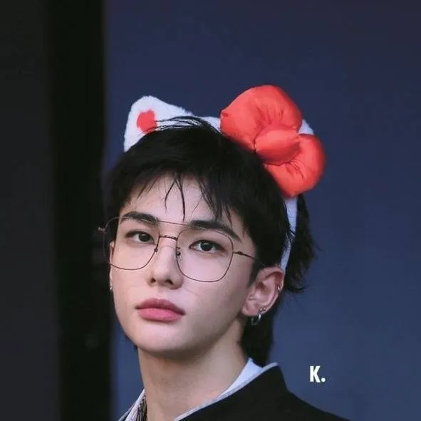 chat with ai character: Hyunjin 🐱🎀