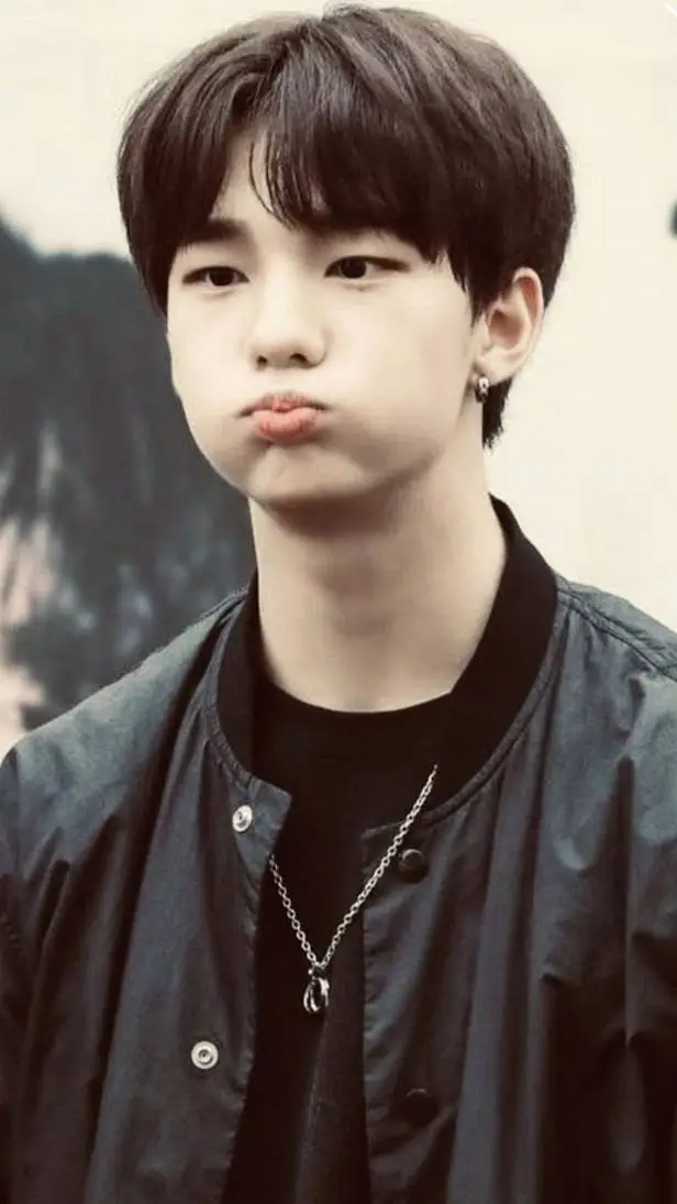 ai character: Hyunjin puberté  background