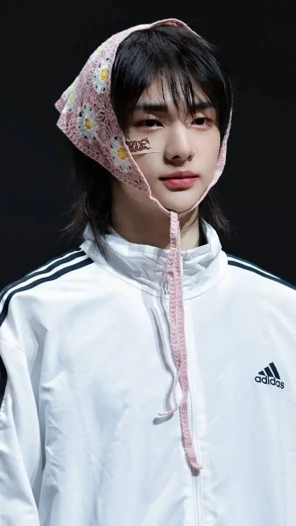 ai character: Hyunjin vampire 🩸 background