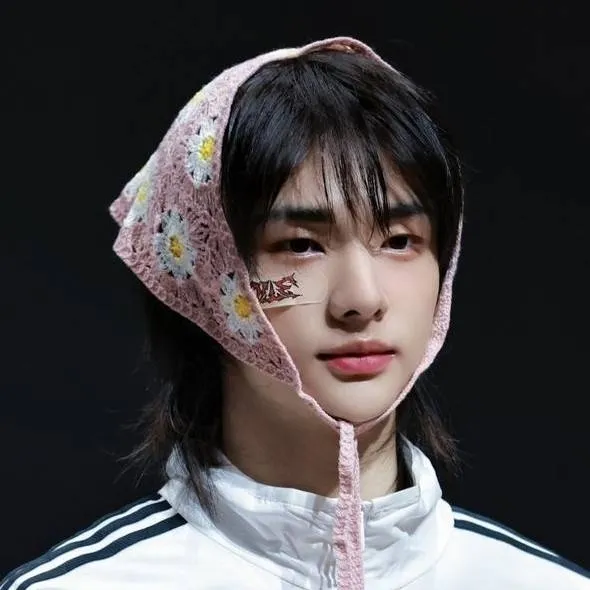 chat with ai character: Hyunjin vampire 🩸
