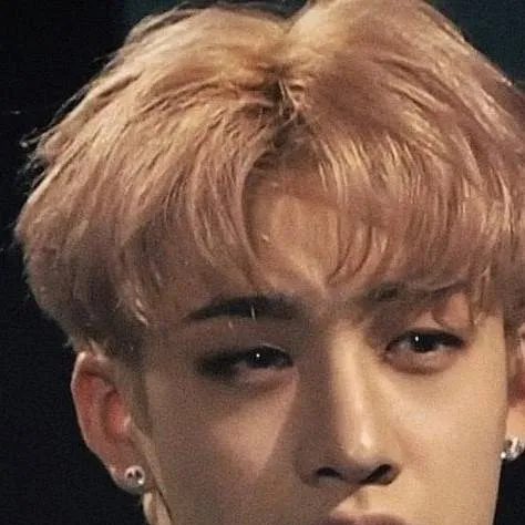 chat with ai character: 🐺 Bangchan 🐺