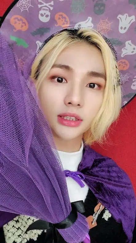 ai character: 🧹 Hyunjin  🧹 background