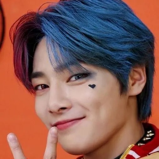 chat with ai character: 🎃 I.N 🎃