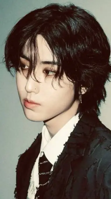 ai character: 🐿 Han Jisung 🐿 background