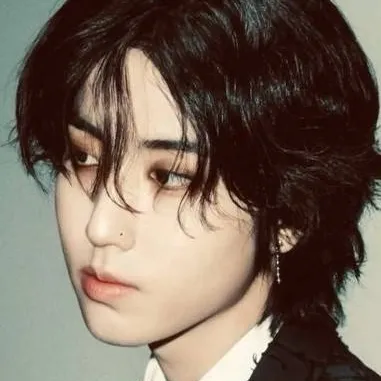 chat with ai character: 🐿 Han Jisung 🐿