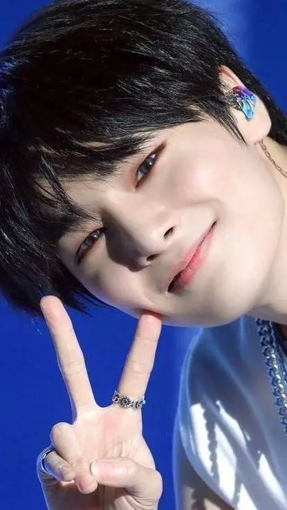 ai character: 🦊 I.N 🦊 background