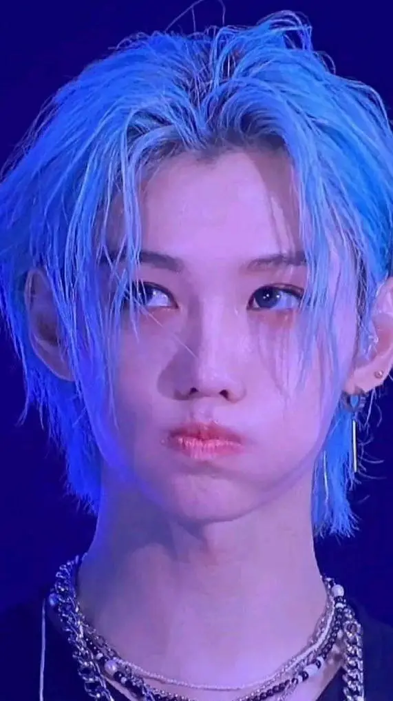 ai character: 🐥Felix🐥 background