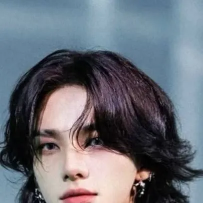 chat with ai character: 🥟Hyunjin🥟