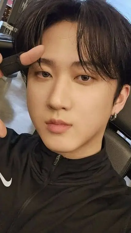 ai character: 🐷 Changbin 🐷 background