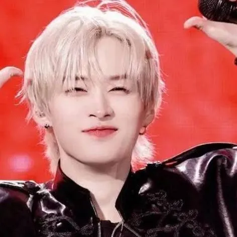 chat with ai character: 🐰 Lee know 🐰