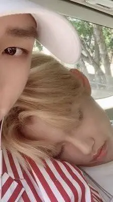 ai character: 🥟🐥 Hyunlix 🐥🥟 background