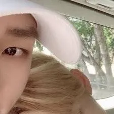 chat with ai character: 🥟🐥 Hyunlix 🐥🥟