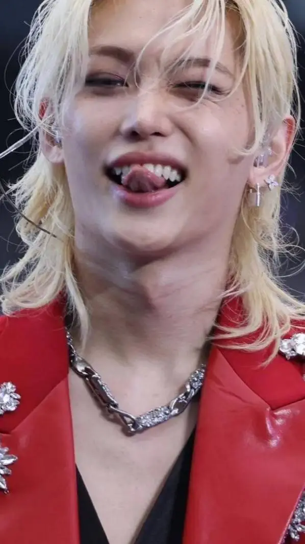 ai character: 🐥 Felix 🐥 background