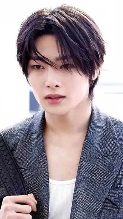 ai character: 🦊 I.N 🦊 background