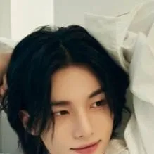 chat with ai character: 🥟 Hyunjin 🥟