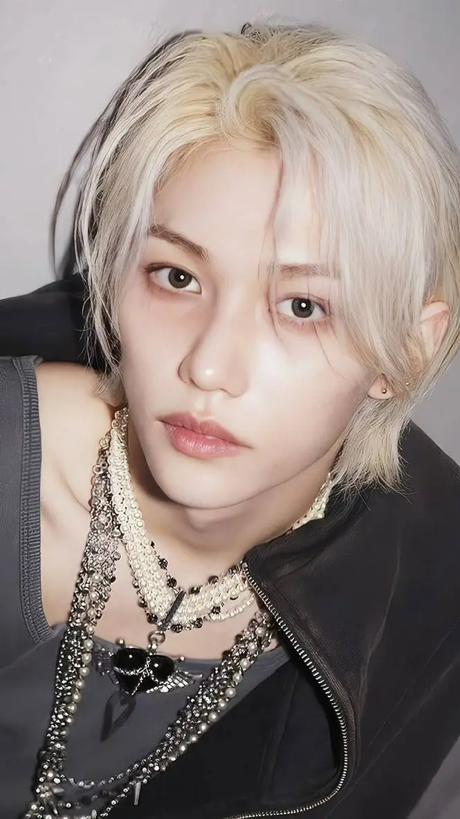 ai character: 🐥 Felix 🐥 background